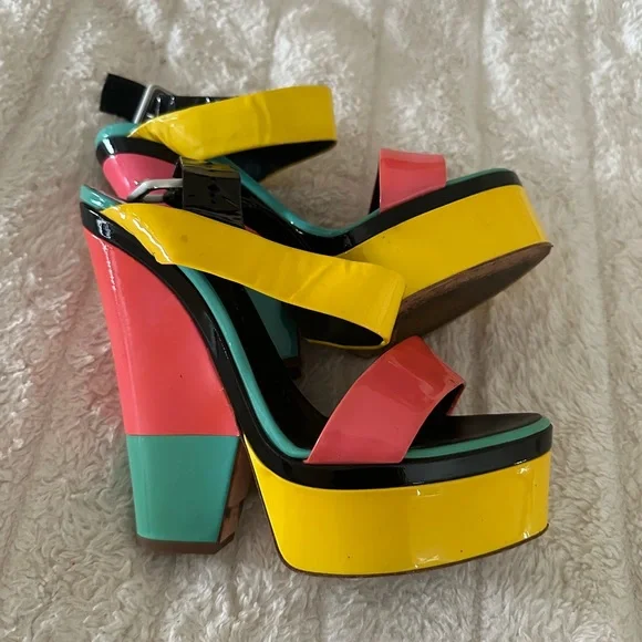 Rare find: giuseppezanottias seen on Nicki Minaj - Picture 3 of 4